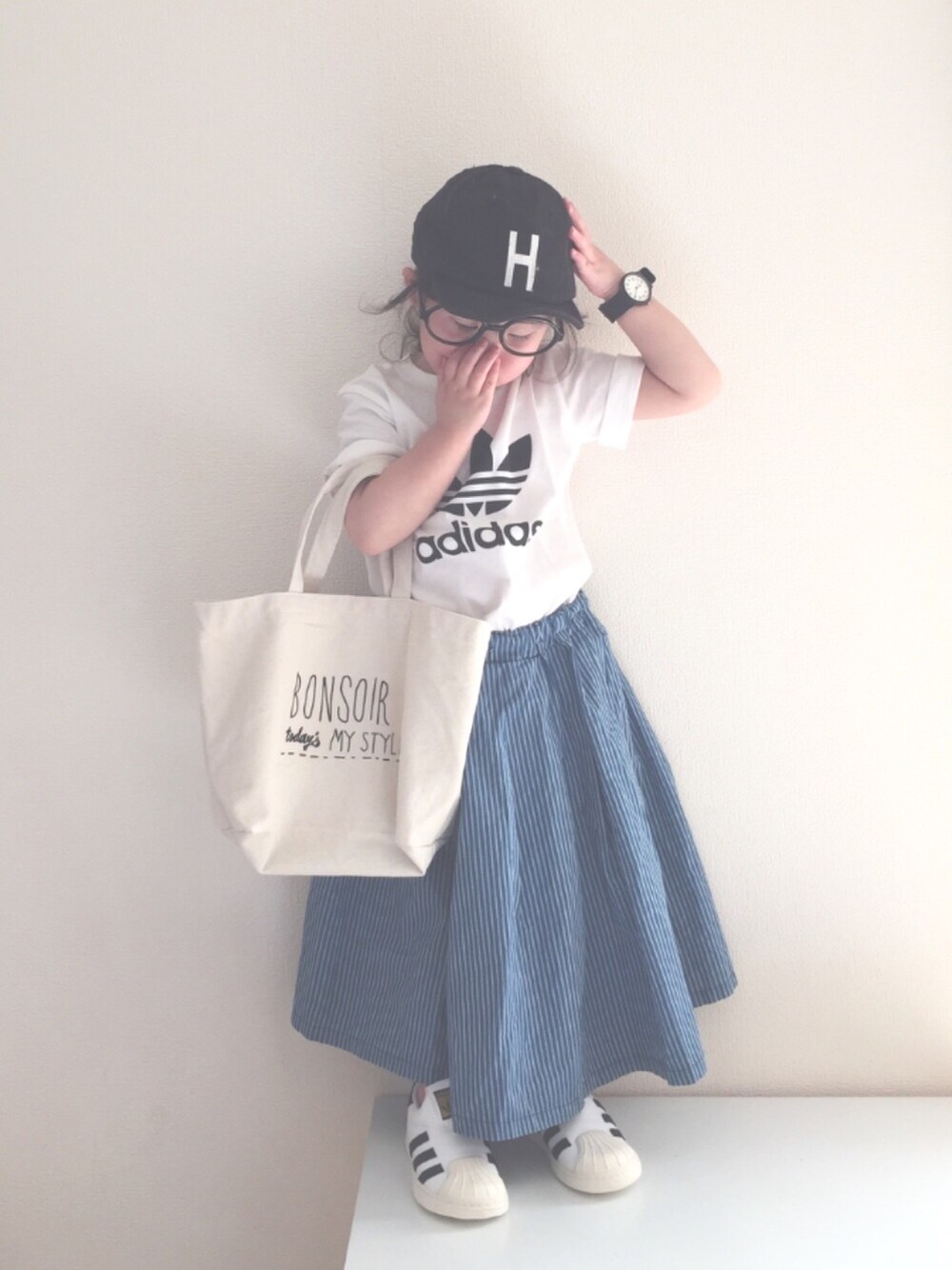 「キッズコーデ、3歳、adidas、スーパースター、スニーカー、キャップ、ストライプ」｜「petit mainのアルファベットモチーフロゴキャップ（キャップ、ブラック系）」を使った、nami *さん（キッズ・90cm）の春コーディネートの1枚目の写真