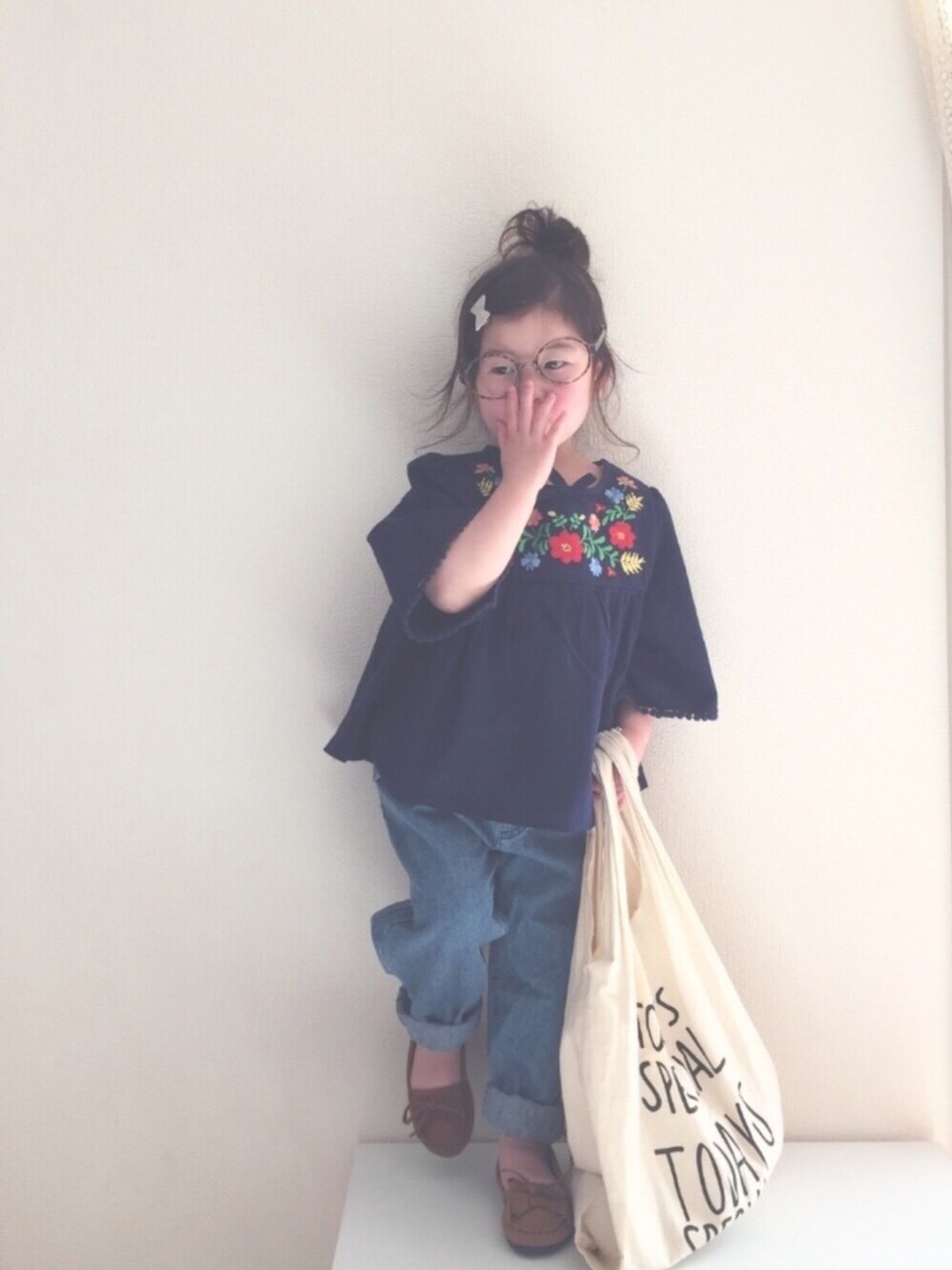 「3歳、刺繍、おだんごヘアー、めかね、デニム、モカシン」｜「GLOBAL WORKのシシュウスモック5分袖/742811（シャツ/ブラウス、ブルー系）」を使った、nami *さん（キッズ・90cm）の冬コーディネートの1枚目の写真