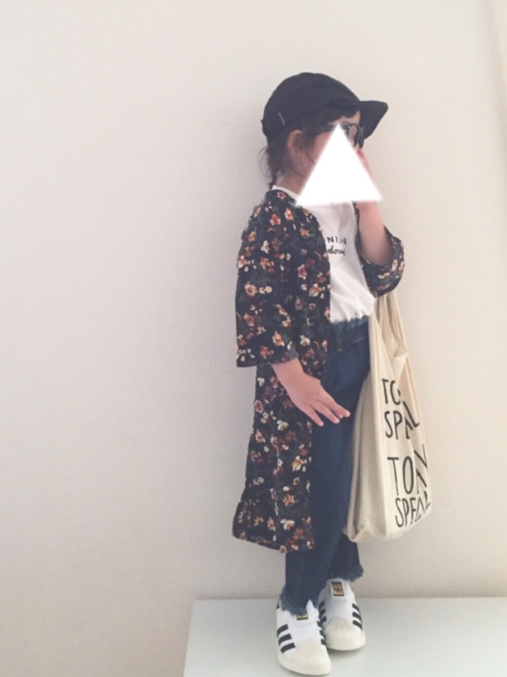 「花柄、花柄ワンピース、花柄ｶﾞｳﾝ、スーパースター、キャップ、デニム、めがね、スニーカー」｜「CIAOPANIC TYPYの【ママとお揃い】キッズレトロフラワーガウンワンピ（ワンピース、ブルー系）」を使った、nami *さん（キッズ・90cm）の夏コーディネートの1枚目の写真