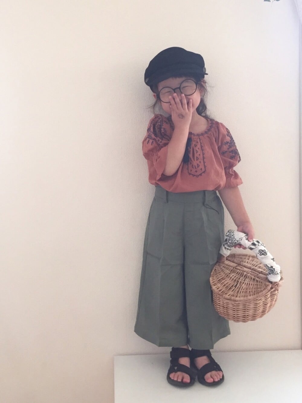「kids、スポーツサンダル、刺繍、キッズコーデ、カーキ、ワイドパンツ、マリンキャップ、rii君おめでとう、marionちゃんお誕生日おめでとう、丸メガネ」｜「CIAOPANIC TYPYの刺繍キャンディスリーブブラウス（シャツ/ブラウス、オレンジ系）」を使った、nami *さん（キッズ・90cm）の夏コーディネートの1枚目の写真
