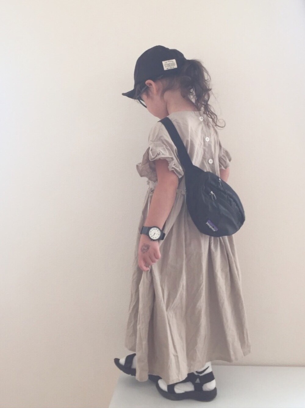 「yu-naばぁばmade、ばぁばメイド、ロングワンピース、ナチュラル、ナチュラルカジュアル、サンダル、キャップ」｜「yu-naばぁばmade❤︎のアイテム（ワンピース、ベージュ系）」を使った、nami *さん（キッズ・90cm）の夏コーディネートの1枚目の写真