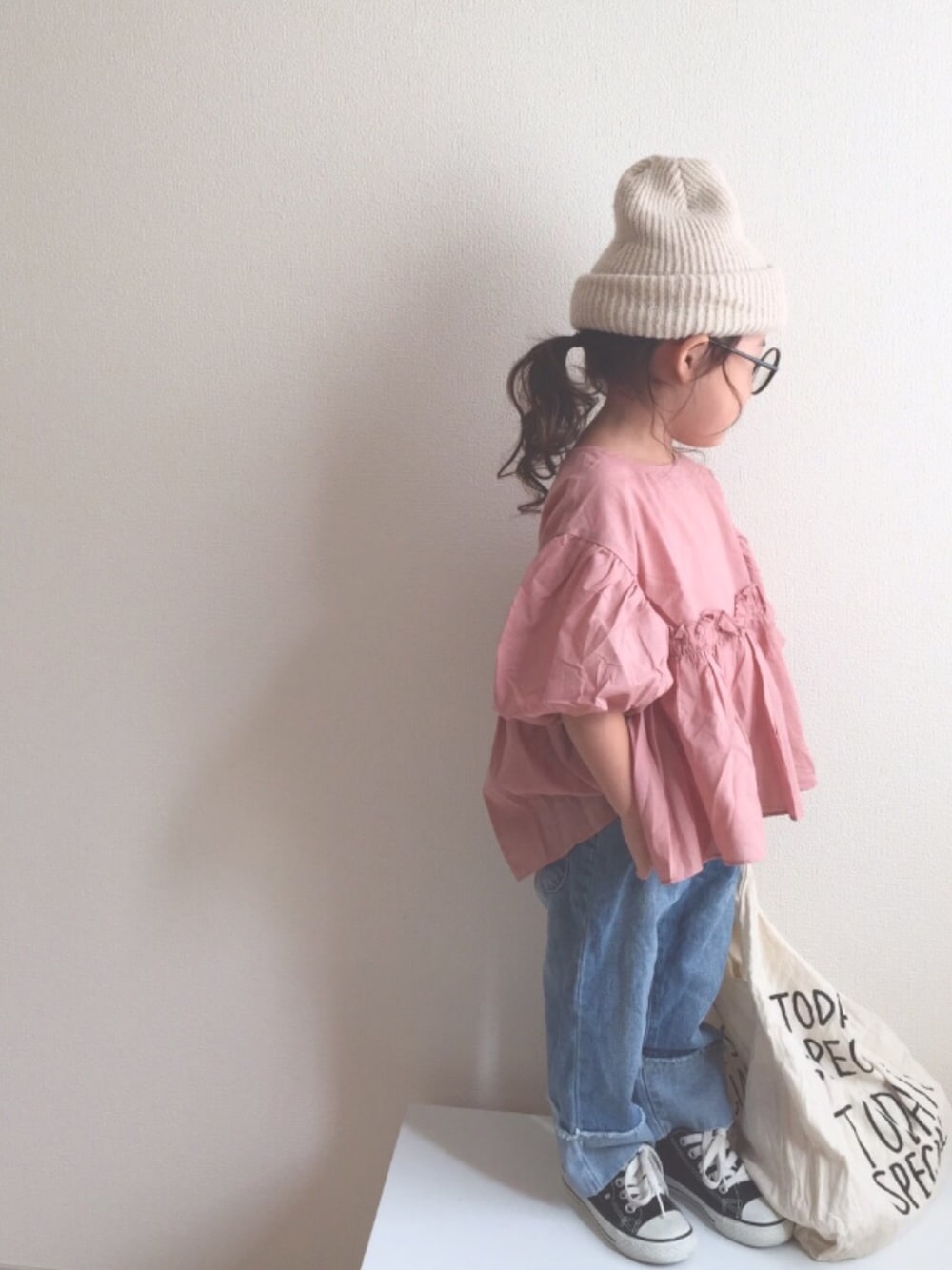 「狂わせピンク、キッズコーデ、ピンク、ニット帽、コンバース、デニム、ワイドパンツ」｜「COMECHATTO&CLOSETのARTEX WATCH CAP（ニットキャップ/ビーニー、ホワイト系）」を使った、nami *さん（キッズ・90cm）の夏コーディネートの1枚目の写真