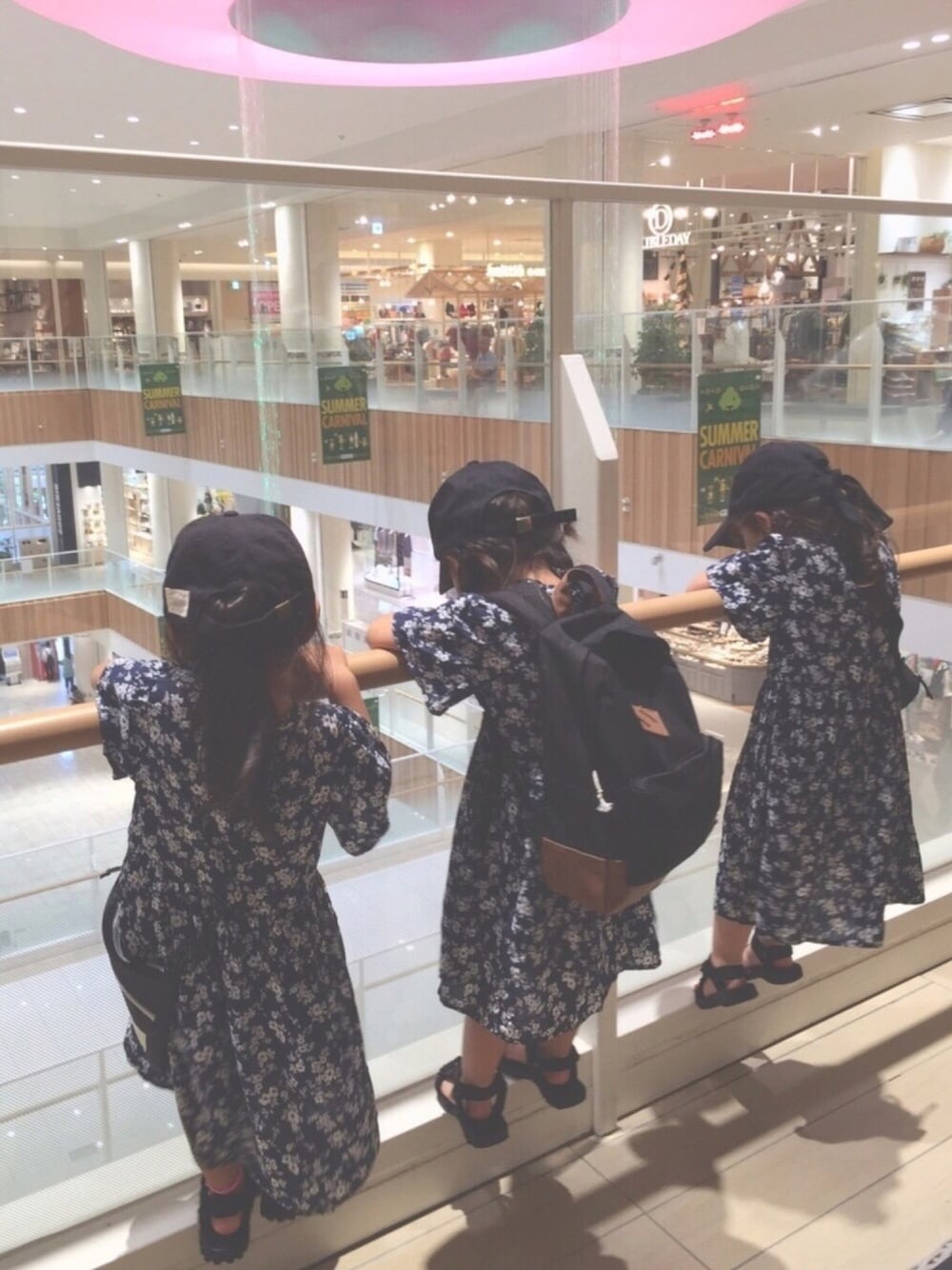 「リンクコーデ、ワンピース、花柄、花柄ワンピース、キャップ、キッズコーデ、kids、スポーツサンダル」｜「GLOBAL WORKの【キッズ】ストラップスポーツサンダル/743160（サンダル、ブラック系）」を使った、nami *さん（キッズ・90cm）の秋コーディネートの1枚目の写真