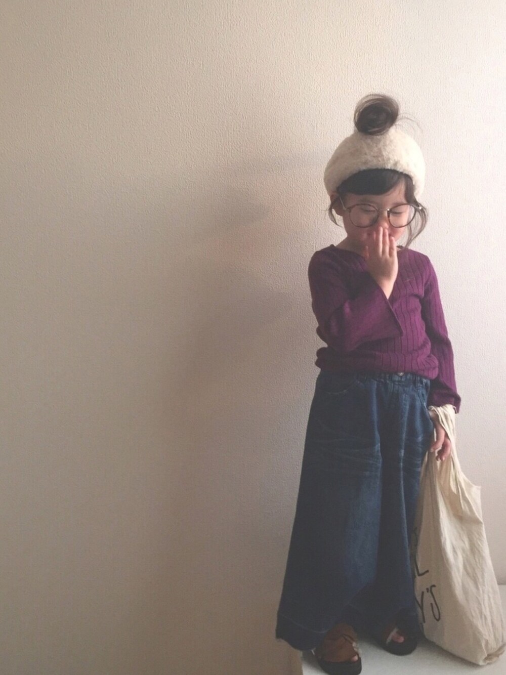 「メガネ女子、ファーサンダル、ファー小物、紫、むらさき、ワイドパンツ、デニム、ニット」｜「CIAOPANIC TYPYの【ママとお揃い】キッズフェイクファーターバン（ヘアバンド、ホワイト系）」を使った、nami *さん（キッズ・90cm）の秋コーディネートの1枚目の写真