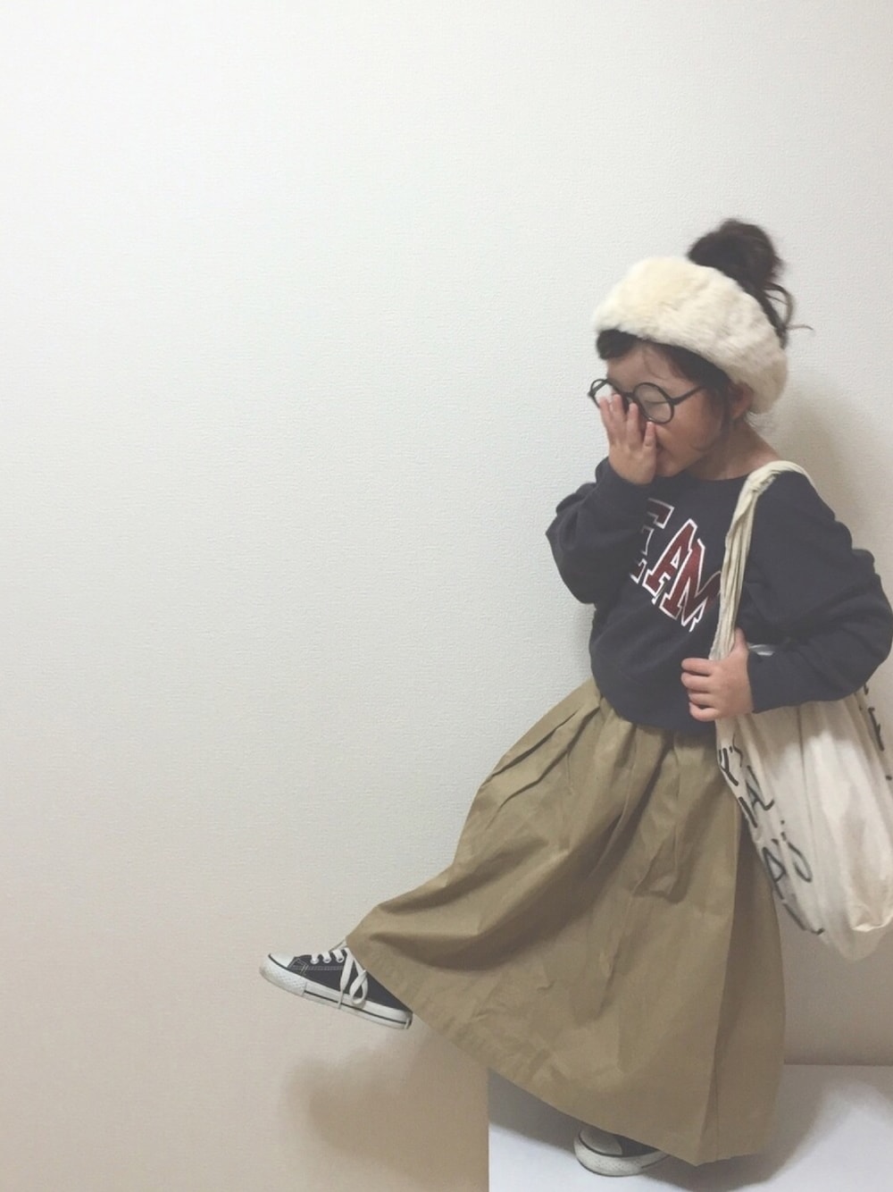 「PEPEちゃん、pepeちゃんおめでとう♥、秋コーデ、チノスカート、ロゴスウェット、ファー小物、コンバース、丸メガネ」｜「green label relaxingのリボンボリュームスカート◆（スカート、ベージュ系）」を使った、nami *さん（キッズ・90cm）の秋コーディネートの1枚目の写真