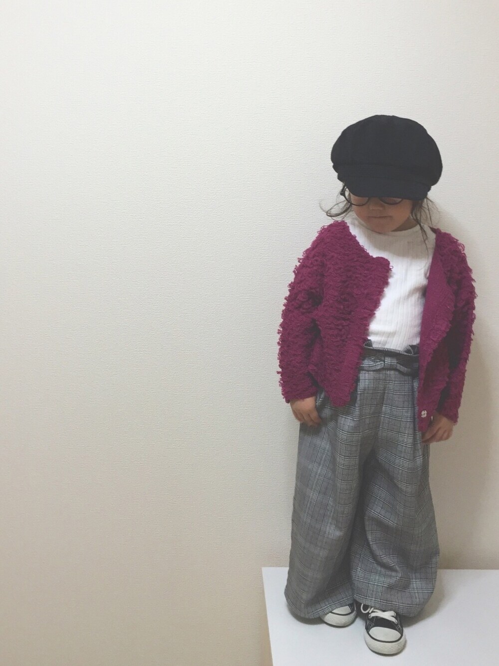 「ブランシェス、しまむら、カーディガン、グレンチェック、グレンチェック柄パンツ、コンバース、スリコ、ループカーディガン、ピンク」｜「しまむらのアイテム（パンツ、グレー系）」を使った、nami *さん（キッズ・90cm）の秋コーディネートの1枚目の写真