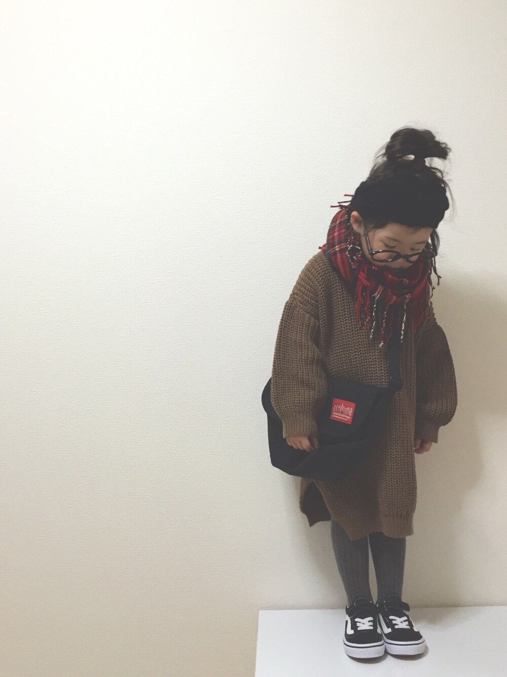 「22j_boutique、ニットワンピース、チェックストール、おだんごヘアー、ヘアバンド、オールドスクール、タイツ」｜「VANSのキッズ VANS ヴァンズ OLD SKOOL オールドスクール V36CJ SP15 BLACK（スニーカー、ブラック系）」を使った、nami *さん（キッズ・90cm）の秋コーディネートの1枚目の写真