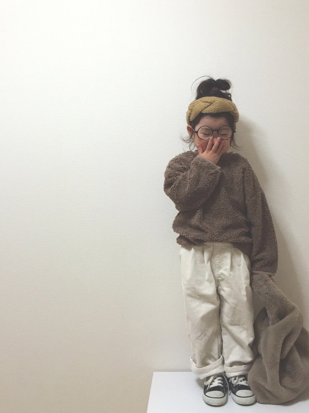 「丸メガネ、kids、ファー小物、ボア、ヘアバンド、コンバース、コーデュロイ、ワイドパンツ」｜「URBAN RESEARCH DOORS KIDSのアイテム（トップス、ブラウン系）」を使った、nami *さん（キッズ・90cm）の秋コーディネートの1枚目の写真