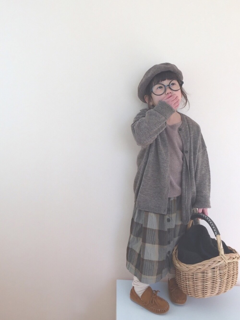 「キッズファッション、バースデイ、白ソックス、ナチュラル、ベレー帽、ロングスカート、モカシン、22j_boutique」｜「studio CLIPの3WAYボアカゴバッグ（かごバッグ、ブラック系）」を使った、nami *さん（キッズ・90cm）の冬コーディネートの1枚目の写真