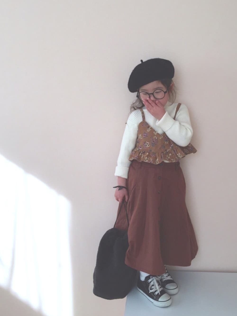 「kids、4歳、22j_boutique、hokkoriko、ビスチェ、花柄、ロングスカート、タートルネック、コンバース、ベレー帽」｜「CIAOPANIC TYPYの【親子お揃い】キッズウールベレー帽（ハンチング/ベレー帽、ブラック系）」を使った、nami *さん（キッズ・90cm）の冬コーディネートの1枚目の写真