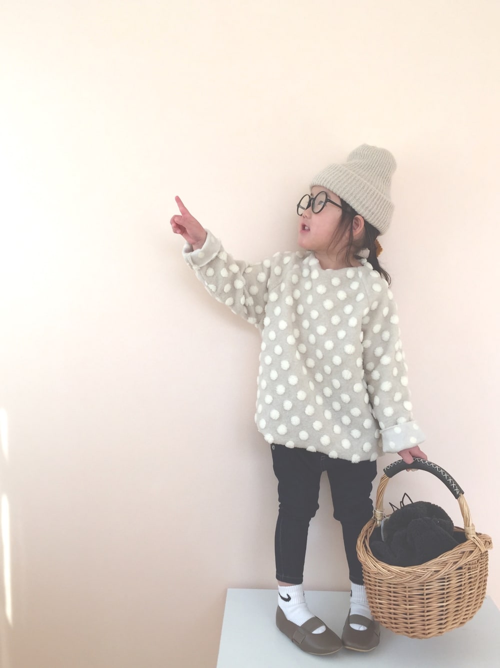 「デニム、サルエルパンツ、monmimi、ドット、もこもこ、ニット帽、丸メガネ、かごバッグ」｜「quoti use fithのスーパーストレッチデニムサルエルロングパンツ（デニムパンツ、ブルー系）」を使った、nami *さん（キッズ・90cm）の冬コーディネートの1枚目の写真