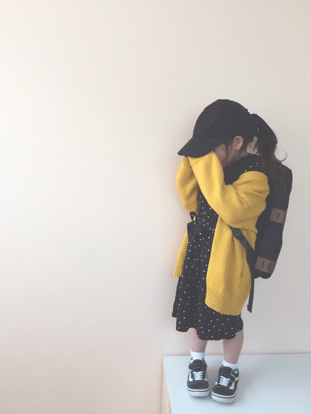 「キッズファッション、おんなのこ、ドット、ワンピース、キャップ、ロングカーディガン、黄色、オールドスクール、バンズ、カジュアル」｜「GLOBAL WORKの【キッズ】アラエルザックリカーディガン（カーディガン/ボレロ、イエロー系）」を使った、nami *さん（キッズ・90cm）の冬コーディネートの1枚目の写真