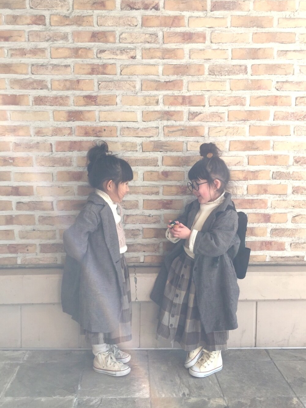 「おだんごヘアー、22j_boutique、かなぼんmade、ニットビスチェ、ロングスカート、韓国子供服、コンバース、丸メガネ、ふたごコーデ、リンクコーデ」｜「CONVERSEのCONVERSE / CHILD ALL STAR N Z HI（スニーカー、ホワイト系）」を使った、nami *さん（キッズ・90cm）の冬コーディネートの1枚目の写真