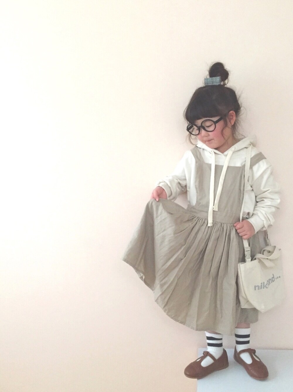 「ロングワンピース、パーカー、ラインソックス、丸メガネ、おだんごヘアー、エプロンワンピース、春コーデ、まみりんmade、hokkoriko、22j_boutique」｜「まみりんmadeのアイテム（ワンピース/ドレス、ベージュ系）」を使った、nami *さん（キッズ・90cm）の春コーディネートの1枚目の写真