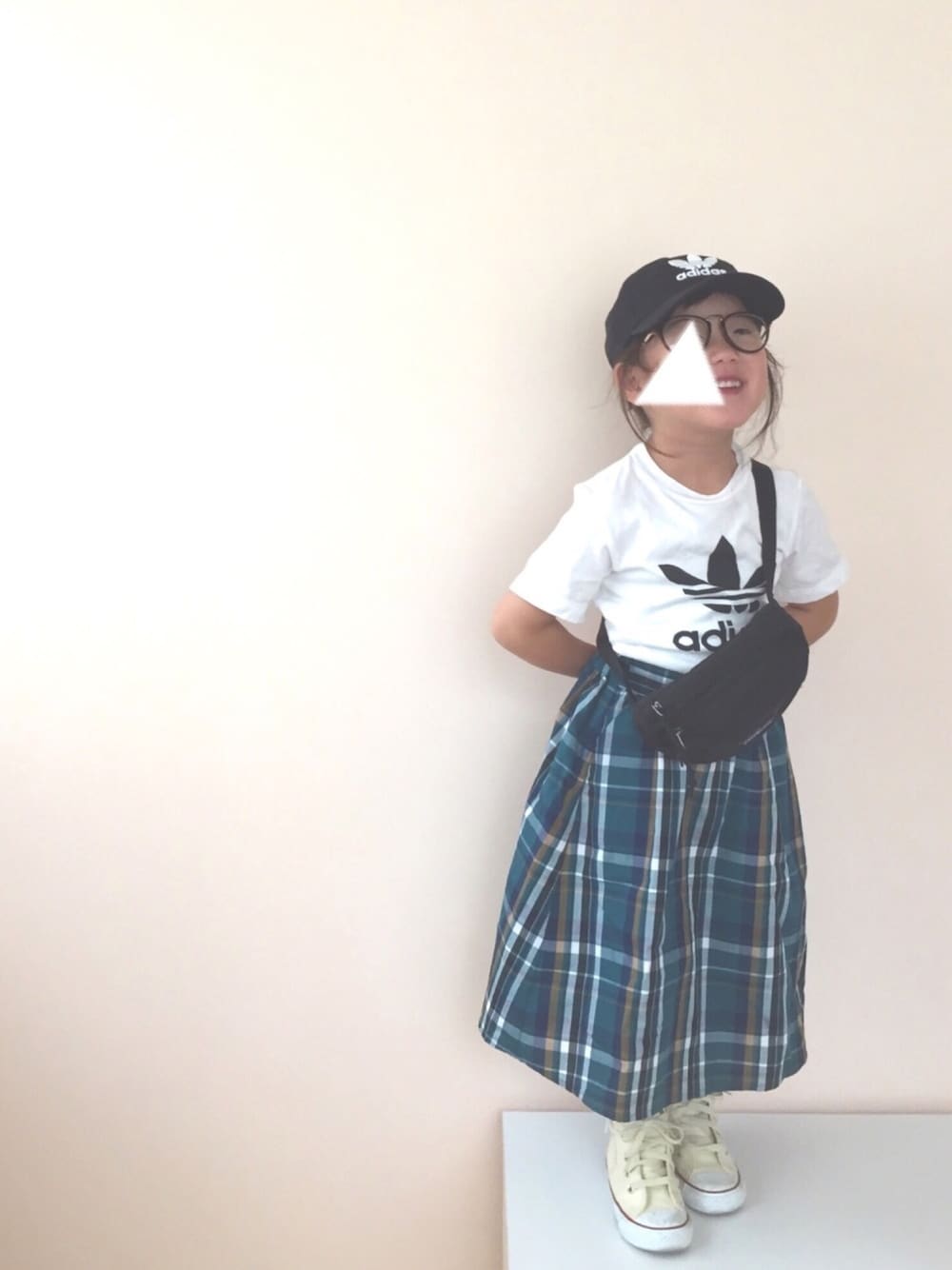 「5歳、マドラスチェック、GU、チェック、キャップ、adidas、Tシャツ、コンバース」｜「GUのアイテム（スカート、グリーン系）」を使った、nami *さん（キッズ・90cm）の春コーディネートの1枚目の写真