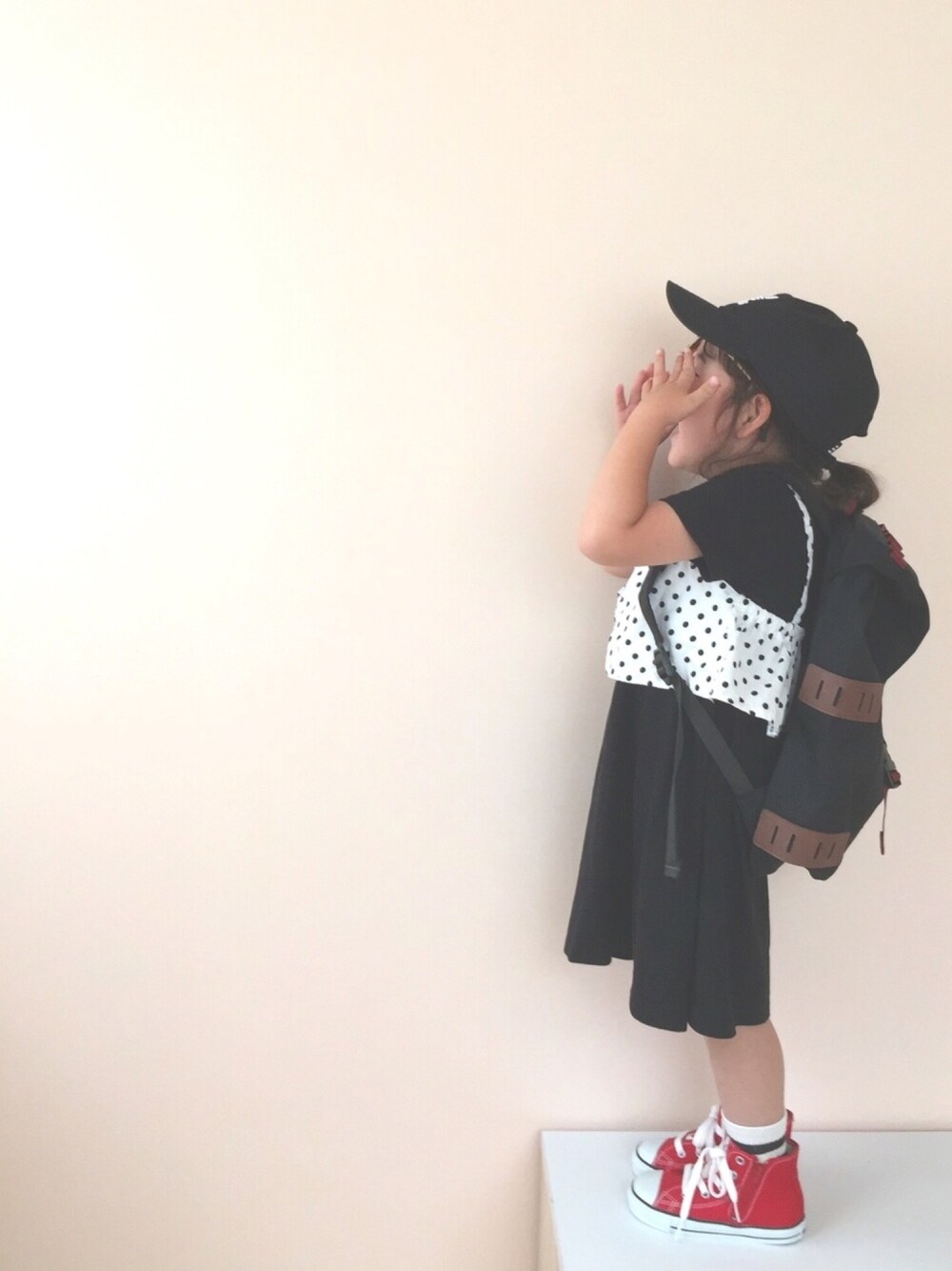 「女の子、5歳、グローバルワーク(GLOBAL WORK)、赤コンバース、コンバース、キャップ、アディダス、ラインソックス、ワンピース」｜「GLOBAL WORKの【キッズ】ビスチェツキワンピース/793307（ワンピース、ブラック系）」を使った、nami *さん（キッズ・100cm）の夏コーディネートの1枚目の写真