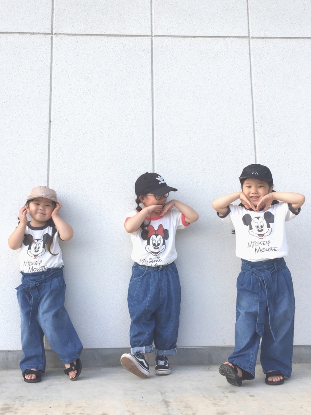 「キッズファッション、リンクコーデ、リンガーTシャツ、monmimi、オールドスクール、ミニー、カジュアルコーデ、キャップ」｜「GLOBAL WORKの【キッズ】DisneyリンガーＴ半袖/801994（Tシャツ/カットソー、ブラック系）」を使った、nami *さん（キッズ・100cm）の夏コーディネートの1枚目の写真