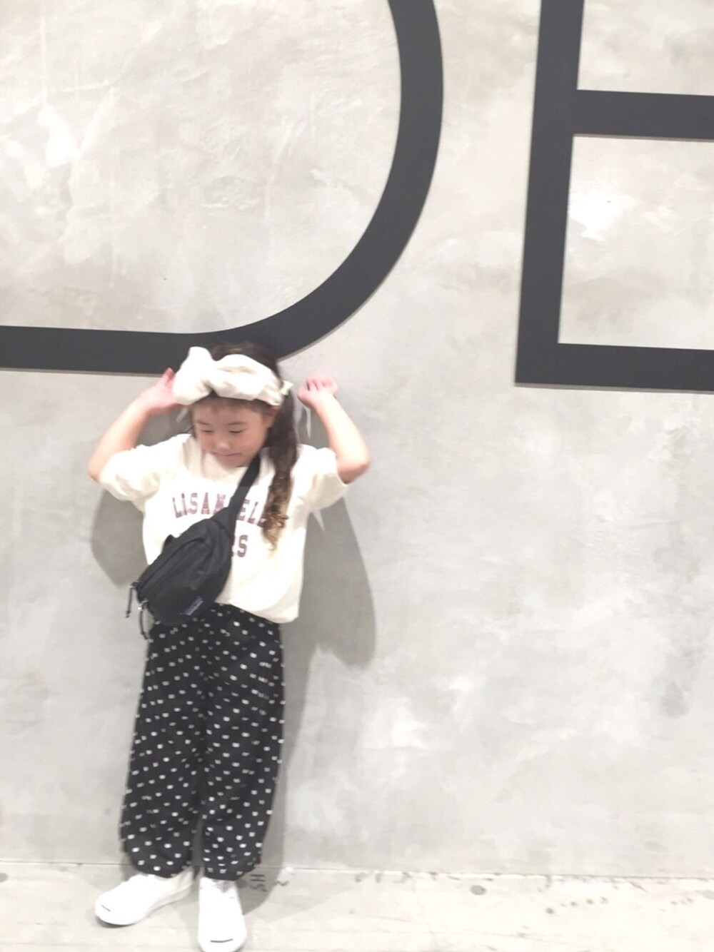 「キッズコーデ、kids、ドット、ジャックパーセル、ヘアバンド、5歳」｜「CIAOPANIC TYPYのBIGカレッジLA Tee（Tシャツ/カットソー、ホワイト系）」を使った、nami *さん（キッズ・100cm）の夏コーディネートの1枚目の写真