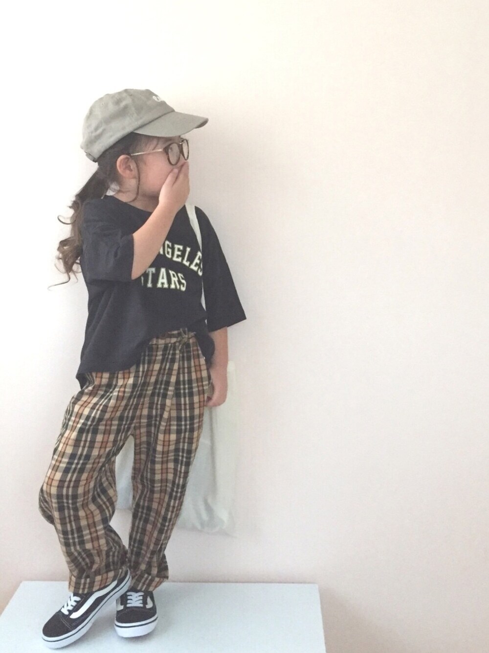 「5歳、秋服準備はじめました、キッズコーデ、チェック、オールドスクール、キャップ、ロゴT、カレッジTEE」｜「CIAOPANIC TYPYの【ママとおそろい】BIGカレッジLA Tee（Tシャツ/カットソー、ブラック系）」を使った、nami *さん（キッズ・100cm）の秋コーディネートの1枚目の写真