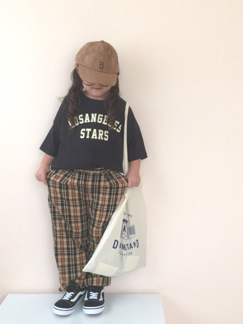 「秋服準備はじめました、5歳、キャップ、チェック、オールドスクール、カレッジTEE、ロゴT、ブラウン×ブラック」｜「CIAOPANIC TYPYの【ママとおそろい】BIGカレッジLA Tee（Tシャツ/カットソー、ブラック系）」を使った、nami *さん（キッズ・100cm）の秋コーディネートの1枚目の写真