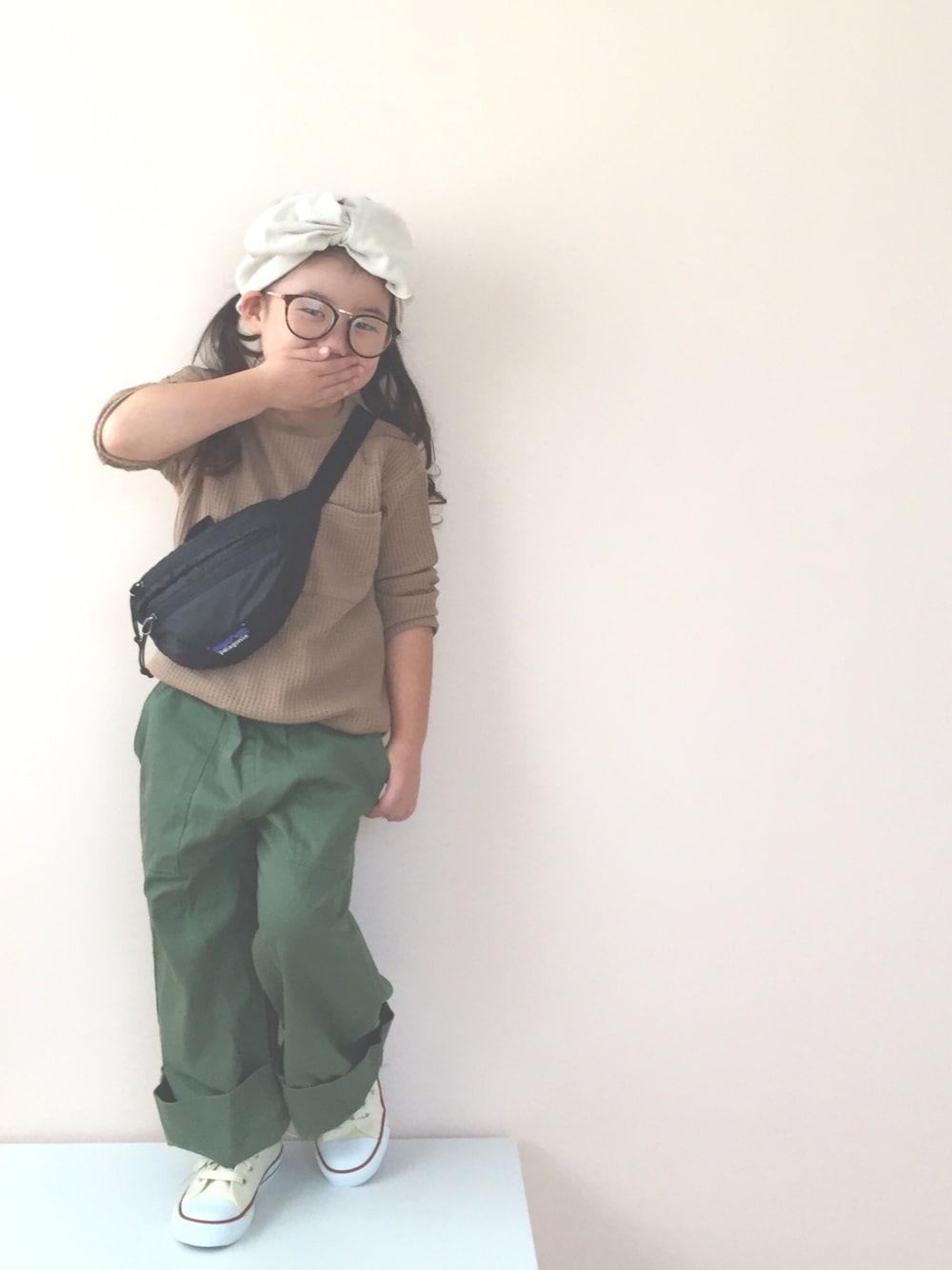 「秋服準備はじめました、秋コーデ、コンバース、ベージュ、ワッフル、ベイカーパンツ、ヘアバンド」｜「CIAOPANIC TYPYのオニワッフルビッグTee（Tシャツ/カットソー、イエロー系）」を使った、nami *さん（キッズ・100cm）の秋コーディネートの1枚目の写真