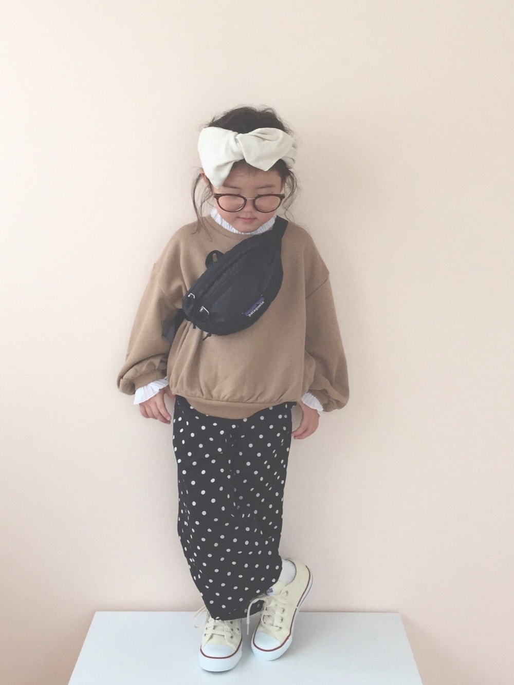「秋服準備はじめました、秋コーデ、カジュアル、フリルネック、コンバース、ヘアバンド、ドット」｜「GLOBAL WORKのﾌﾘﾙﾈｯｸｽｳｪｯﾄPO（スウェット、ベージュ系）」を使った、nami *さん（キッズ・100cm）の秋コーディネートの1枚目の写真