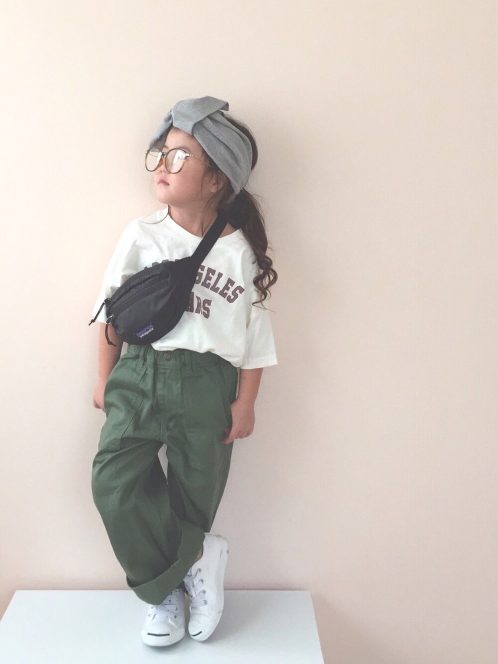 「秋服準備はじめました、カジュアル、Tシャツ、ワイドパンツ、ベイカーパンツ、ジャックパーセル、ヘアハンド、カレッジTEE」｜「CIAOPANIC TYPYの【ママとおそろい】リブリボンBIGターバン（ヘアバンド、グレー系）」を使った、nami *さん（キッズ・100cm）の秋コーディネートの1枚目の写真