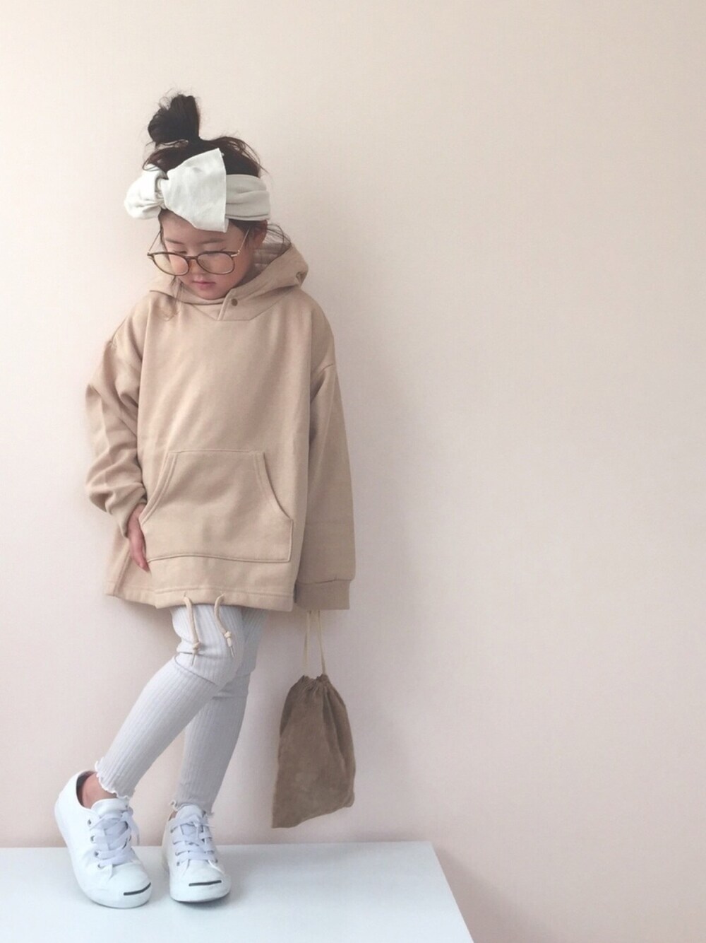 「秋コーデ、kidsfashion、converse、スニーカー、ヘアハンド、おだんごヘアー、ビッグシルエット、リブレギンス、ジャックパーセル、ワントーンコーデ」｜「CIAOPANIC TYPYのスタンドプルパーカー（パーカー、イエロー系）」を使った、nami *さん（キッズ・100cm）の秋コーディネートの1枚目の写真
