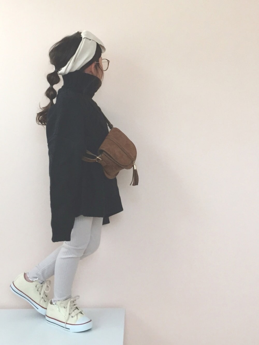 「ニット、レギンス、タートルネック、ヘアバンド、コンバース、冬コーデ、女の子」｜「CIAOPANIC TYPYのリブメロウレギンス（レギンス/スパッツ、ベージュ系）」を使った、nami *さん（キッズ・100cm）の秋コーディネートの1枚目の写真