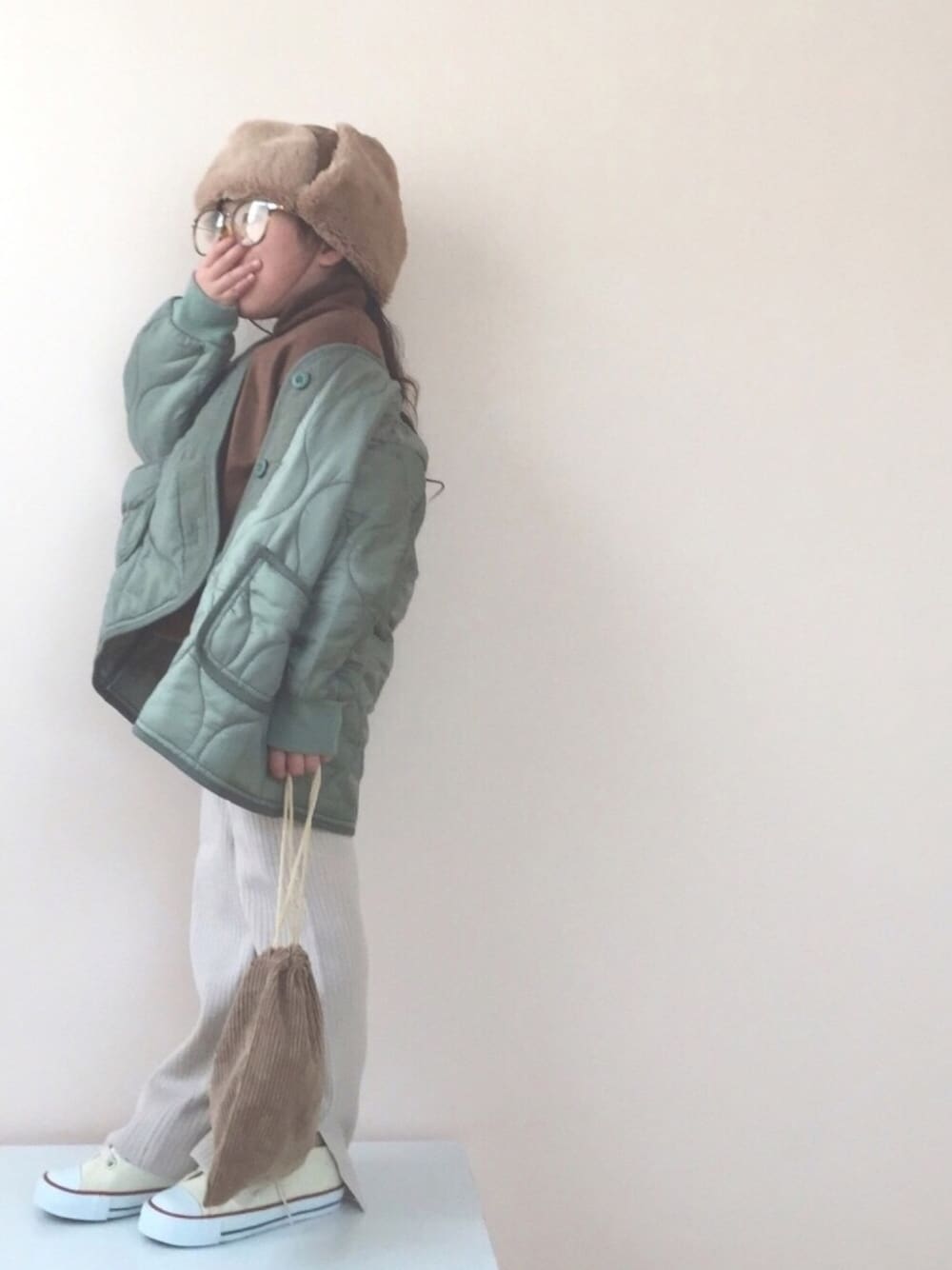 「キッズファッション、リブパンツ、キルティングジャケット、韓国子供服、MKselect、プティマイン、フライトキャップ、アースカラー」｜「petit mainのスリット入りニットリブパンツ（その他パンツ、ホワイト系）」を使った、nami *さん（キッズ・100cm）の秋コーディネートの1枚目の写真