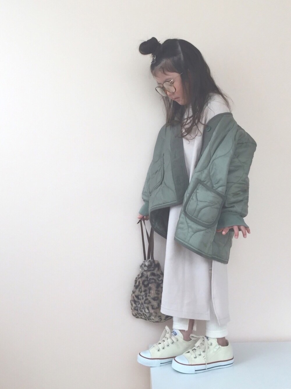 「5歳、キッズファッション、kidsfashion、レギンス、ワンピース、コンバース、カーキ、カーキアウター、韓国子供服、キルティングジャケット」｜「BRANSHESのロングスリットワンピース（ワンピース、ベージュ系）」を使った、nami *さん（キッズ・100cm）の冬コーディネートの1枚目の写真