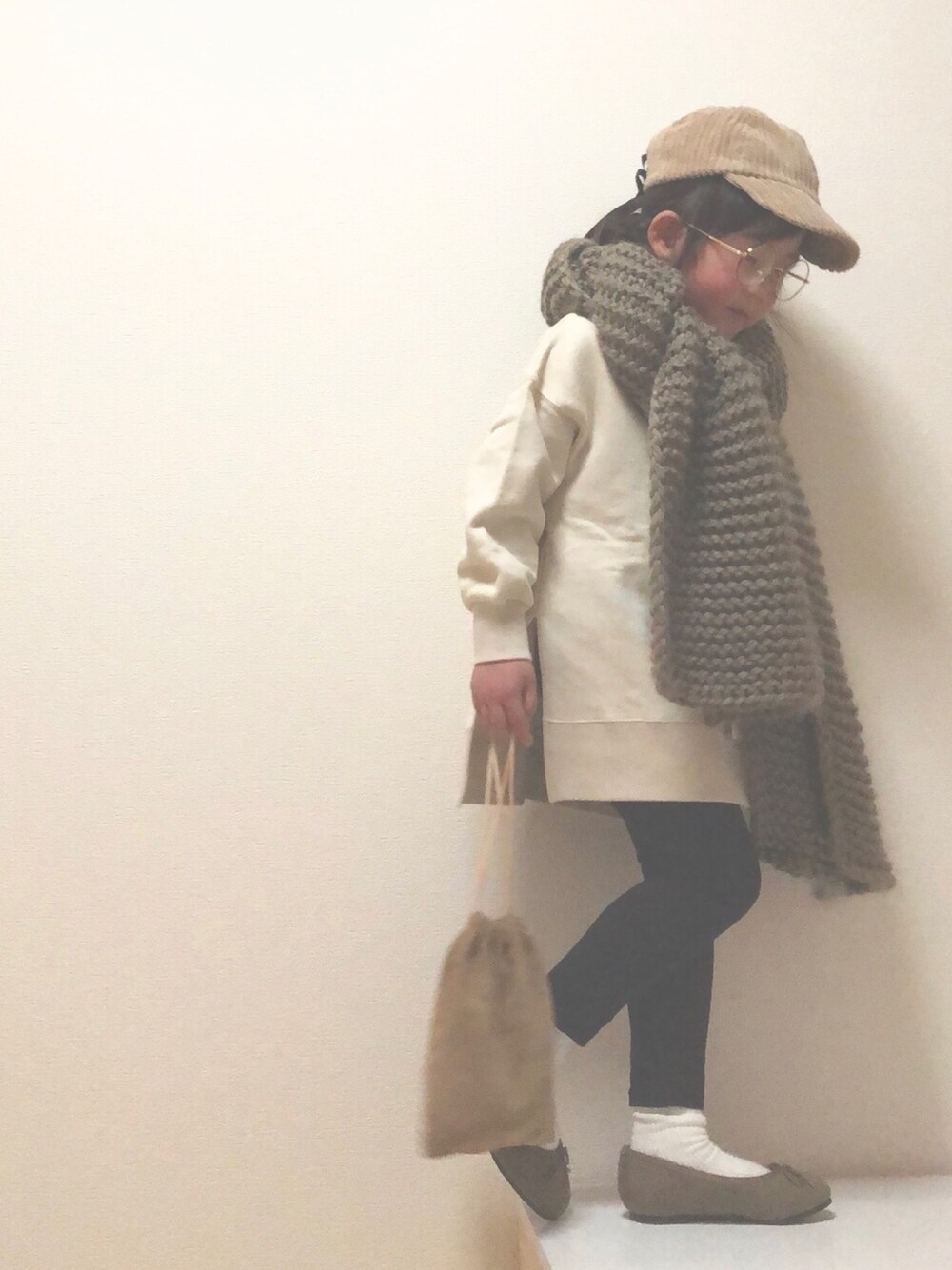 「プティマイン、スウェット、キャップ、バレエシューズ、黒スキニー、スキニー」｜「petit mainのロング丈トレーナー（スウェット、ホワイト系）」を使った、nami *さん（キッズ・100cm）の冬コーディネートの1枚目の写真