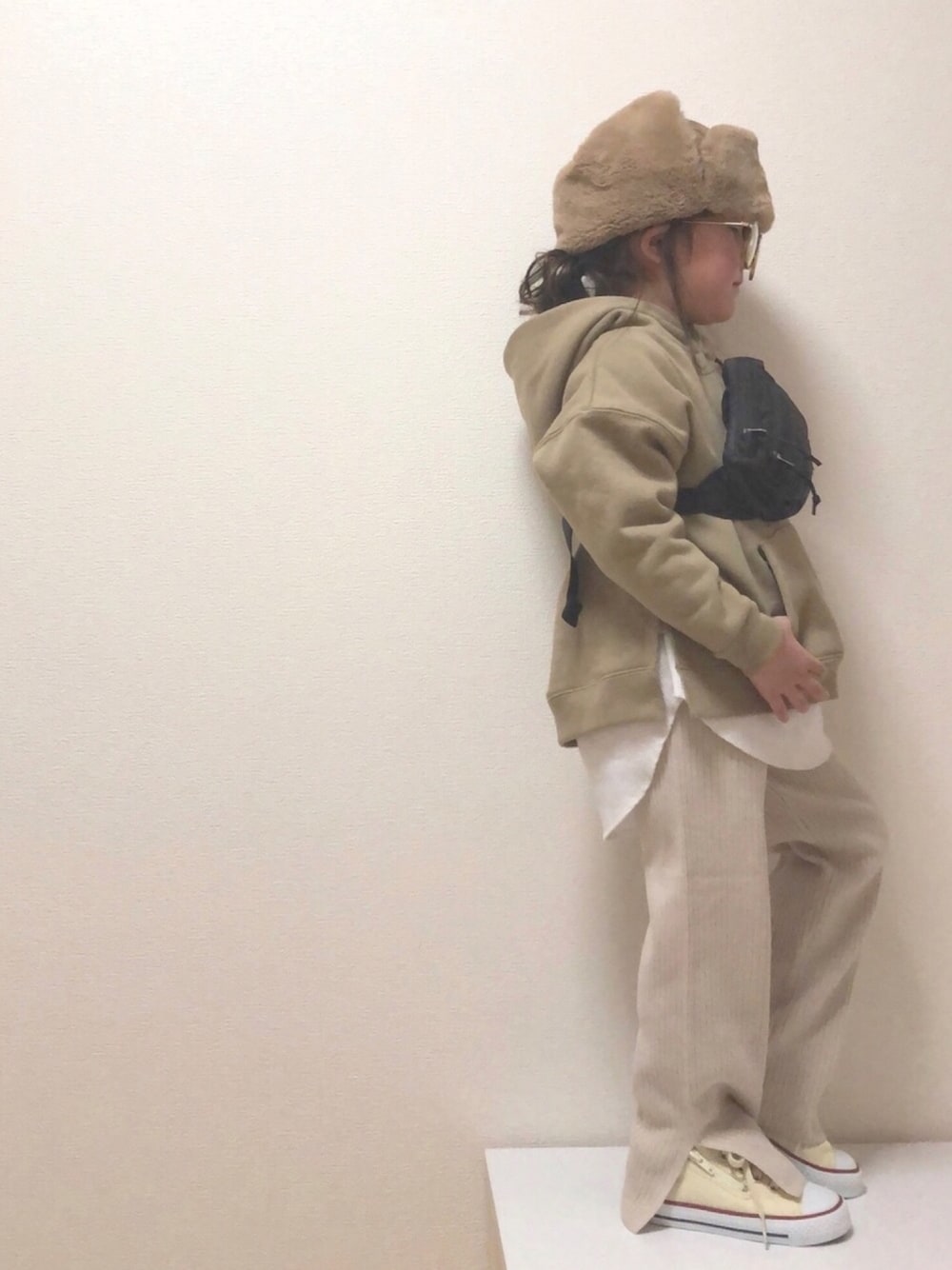 「キッズファッション、フライトキャップ、ベージュコーデ、コンバース、リブパンツ、パーカー」｜「FREAK'S STOREのWEB限定 KIDS ビッグシルエット サーマルレイヤード プルオーバーパーカー（パーカー、ベージュ系）」を使った、nami *さん（キッズ・100cm）の冬コーディネートの1枚目の写真