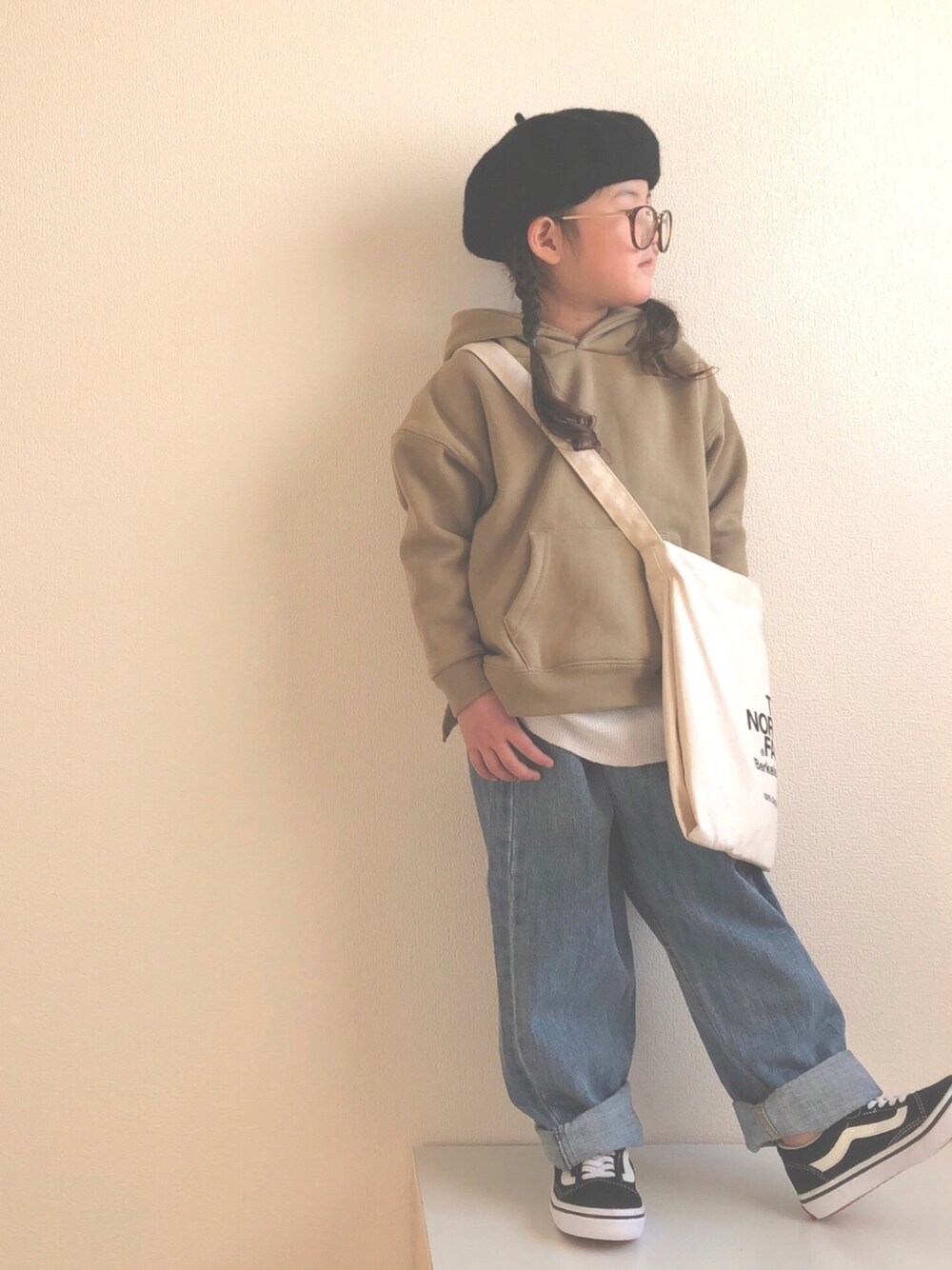 「デニムパンツ、ゆるコーデ、ベレー帽、パーカー、デニム、オールドスクール、マーキーズ、ベージュ、三つ編み」｜「FREAK'S STOREのWEB限定 KIDS ビッグシルエット サーマルレイヤード プルオーバーパーカー（パーカー、ベージュ系）」を使った、nami *さん（キッズ・100cm）の冬コーディネートの1枚目の写真