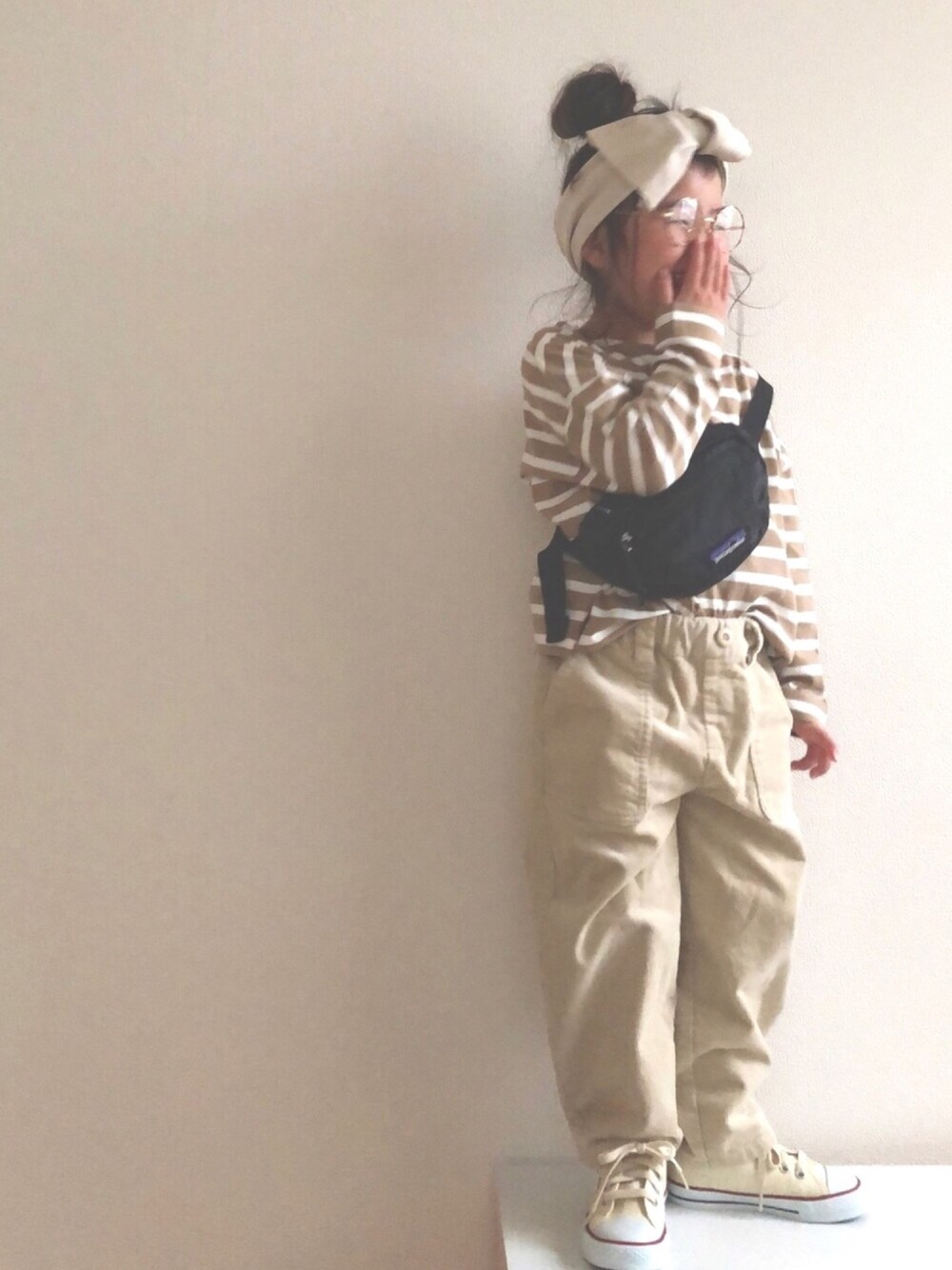 「コンバース、ワイドパンツ、白パンツ、ワントーンコーデ、ボーダー、ホワイトコーデ、ヘアバンド、丸メガネ」｜「FREAK'S STOREの▽WEB限定 KIDS ビッグシルエット バスク長袖Tシャツ（Tシャツ/カットソー、ベージュ系）」を使った、nami *さん（キッズ・100cm）の冬コーディネートの1枚目の写真