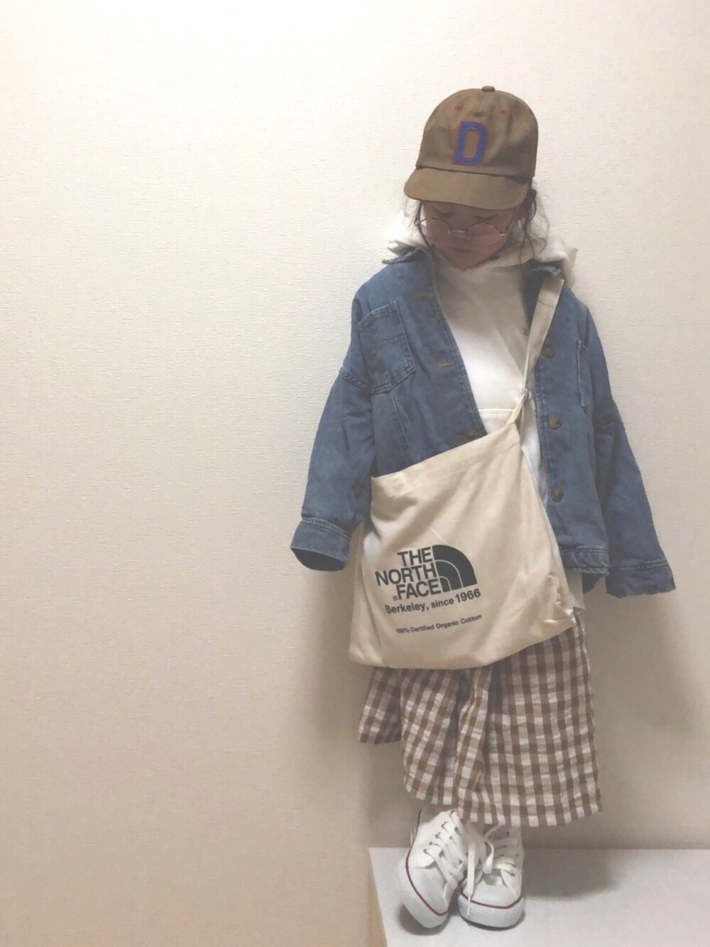 「おしゃれさんと繋がりたい、パーカー、ギンガムチェック、コンバース、ラインソックス、デニムジャケット」｜「b・ROOMのギンガムチェックタックプリーツスカート（スカート、ベージュ系）」を使った、nami *さん（キッズ・100cm）の春コーディネートの1枚目の写真