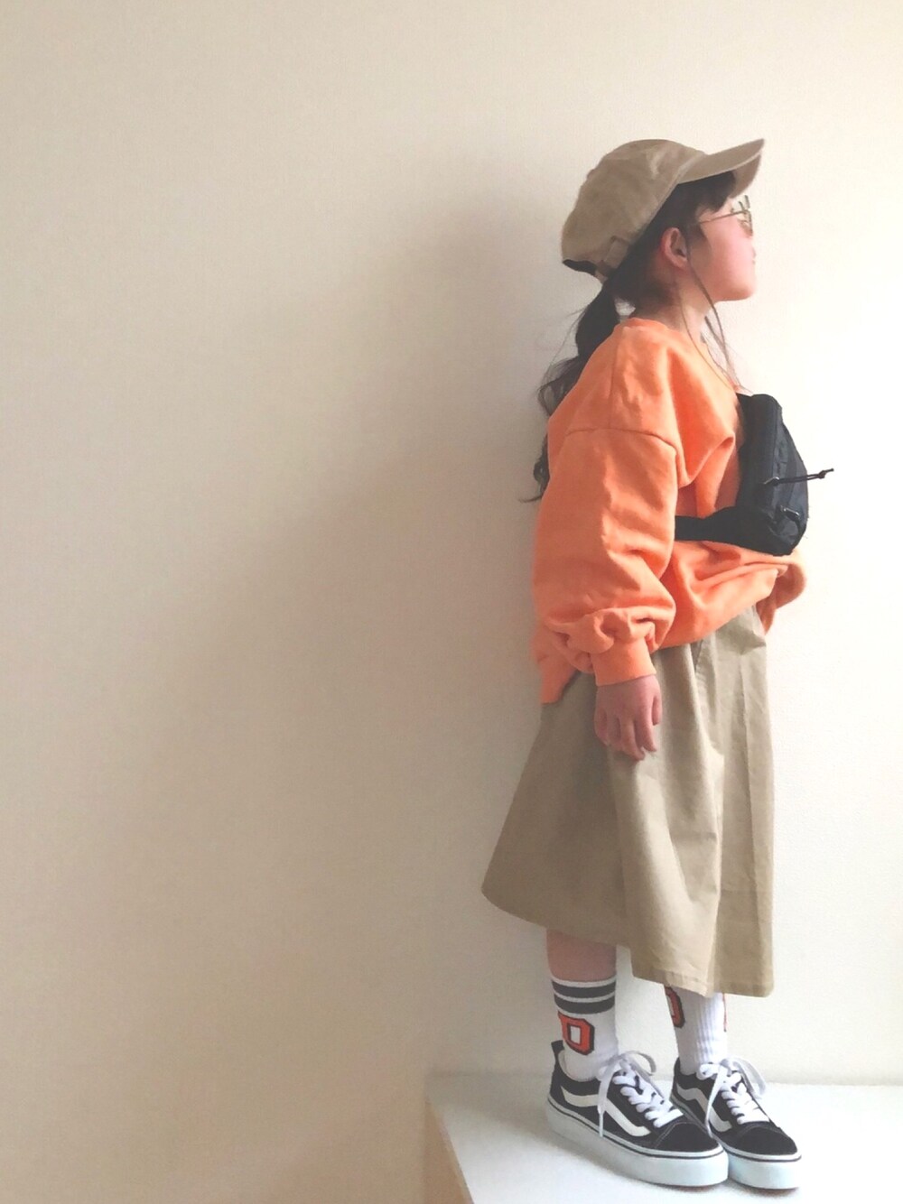 「パステル映える春、めがね、ラインソックス、オールドスクール、キャップ、オレンジ、スウェット」｜「SESTOのgu19ss/キッズ ワンウォッシュコットンキャップ（キャップ、ベージュ系）」を使った、nami *さん（キッズ・100cm）の春コーディネートの1枚目の写真