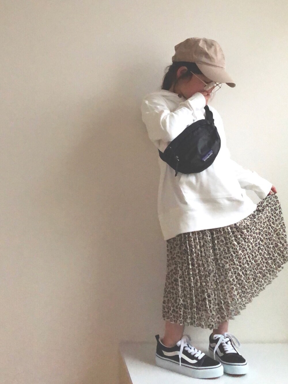 「キッズファッション、レオパード、プリーツスカート、オールドスクール、キャップ、パーカー、白、ワントーンコーデ」｜「SESTOのgu19ss/キッズ ワンウォッシュコットンキャップ（キャップ、ベージュ系）」を使った、nami *さん（キッズ・100cm）の春コーディネートの1枚目の写真