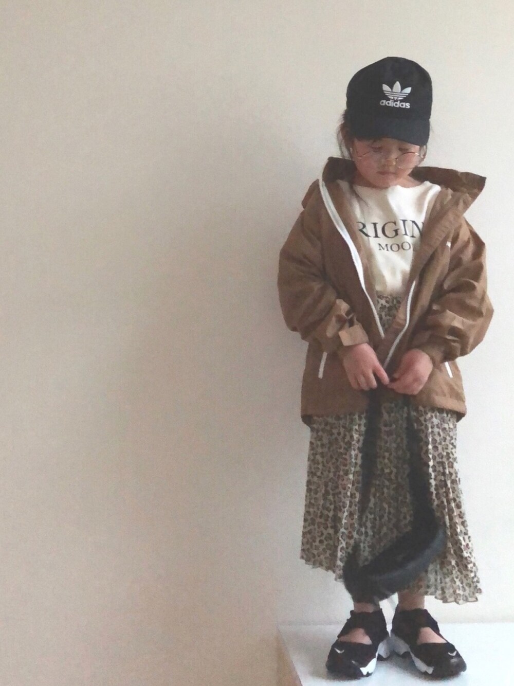 「春コーデ、おしゃれさんと繋がりたい、キッズファッション、レオパード、プリーツスカート、ブラウン、キャップ、ロゴT」｜「NIKEのNIKE RIFT (GS/PS BOYS) (BLACK/WHITE) 【SP】（スニーカー、ブラック系）」を使った、nami *さん（キッズ・100cm）の春コーディネートの1枚目の写真