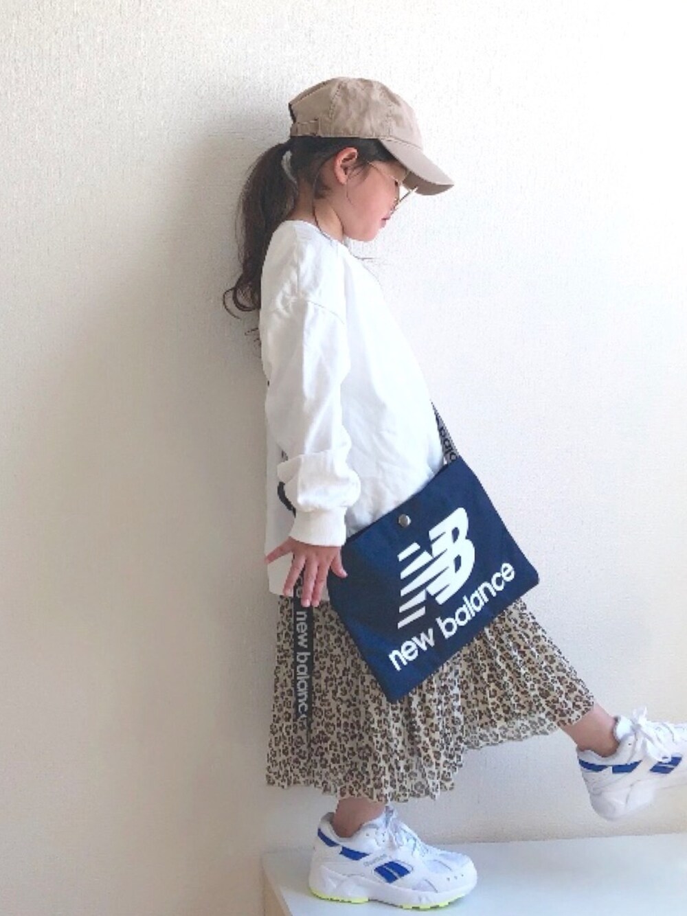 「平成最後のWEARISTAセンバツ、リーボック(Reebok)、キャップ、プリーツスカート、レオパード、スウェット、ビッグシルエット、サコッシュ」｜「niko and...の【New Balance(ニューバランス)】マルチショルダーバッグS（ショルダーバッグ、ブルー系）」を使った、nami *さん（キッズ・100cm）の春コーディネートの1枚目の写真