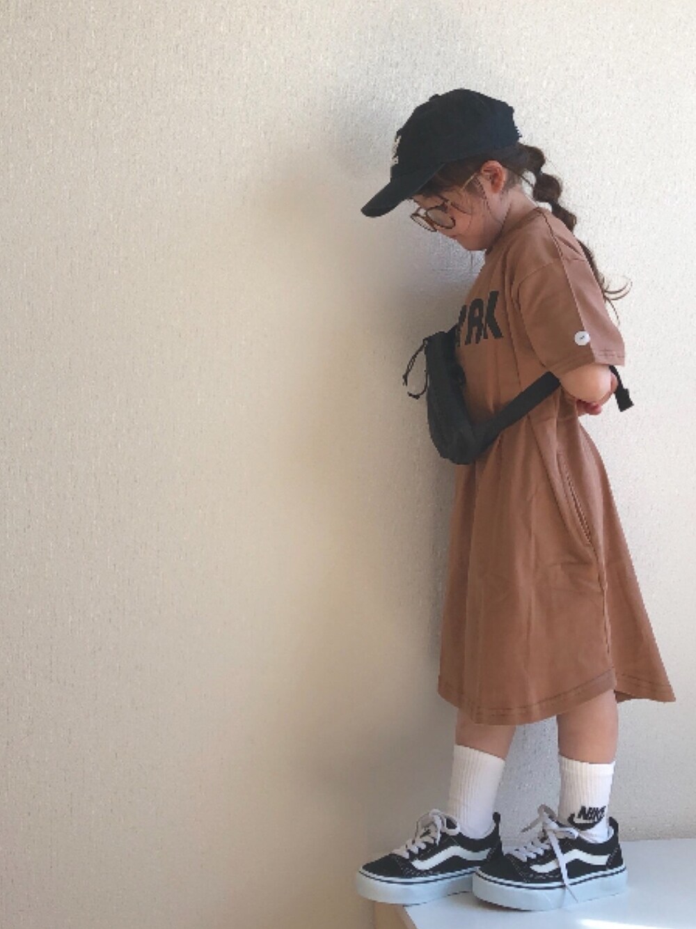 「平成最後のWEARISTAセンバツ、キッズファッション、カジュアル、ワンピース、オールドスクール、キャップ、めがね」｜「FOVの609802　PARK Tワンピース（ワンピース、ブラウン系）」を使った、nami *さん（キッズ・100cm）の春コーディネートの1枚目の写真