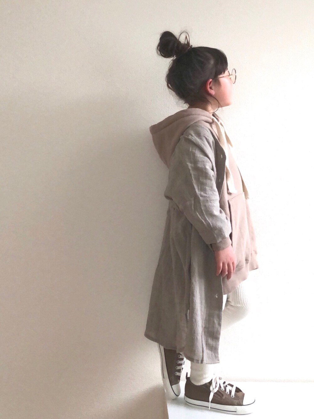 「平成最後のWEARISTAセンバツ、シンプル、ナチュラル、ブラウンコンバース、レギンス、コンバース、パーカー、ビッグシルエット」｜「pairmanonの【ママとおそろい】シングルガーゼ シャツ ワンピース（シャツワンピース、グレー系）」を使った、nami *さん（キッズ・100cm）の春コーディネートの1枚目の写真