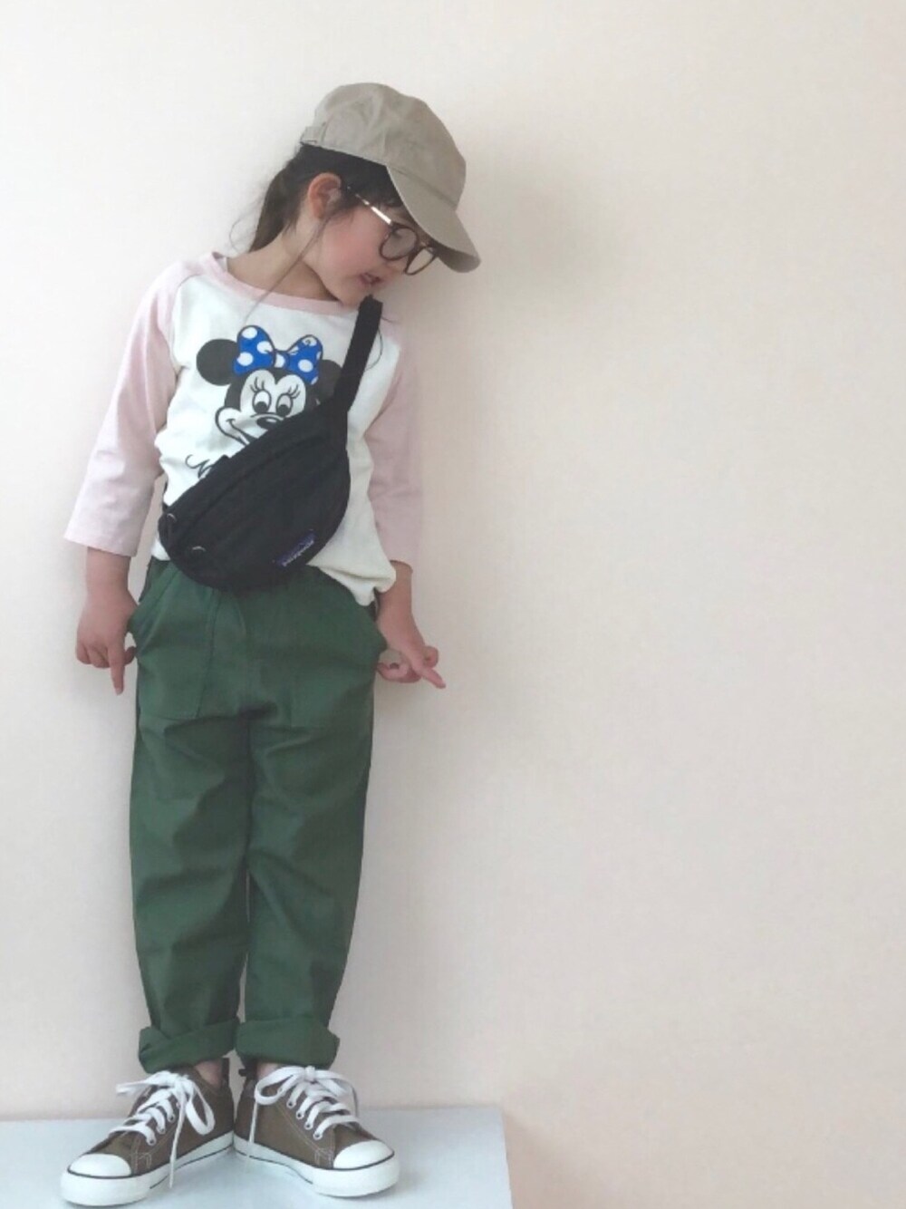 「カジュアル、キッズコーデ、春コーデ、ブラウンコンバース、ミニー、ラグランTシャツ、ベイカーパンツ、コンバース、キャップ」｜「GLOBAL WORKの【キッズ】Disney・Disney/Pixar /プリントTEE7分袖/821932（Tシャツ/カットソー、ピンク系）」を使った、nami *さん（キッズ・100cm）の春コーディネートの1枚目の写真