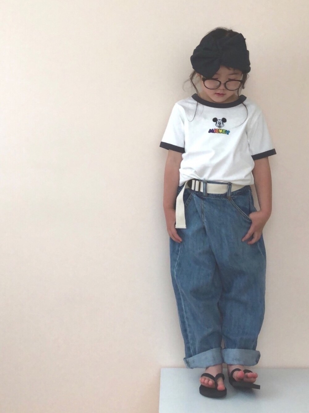 「シンプル、ヘアバンド、デニム、デニムパンツ、ビーチサンダル、めがね、ミッキー」｜「GLOBAL WORKの【キッズ】Disney、Disney・Pixar/プリントTEE半袖/827096（Tシャツ/カットソー、ホワイト系）」を使った、nami *さん（キッズ・100cm）の春コーディネートの1枚目の写真