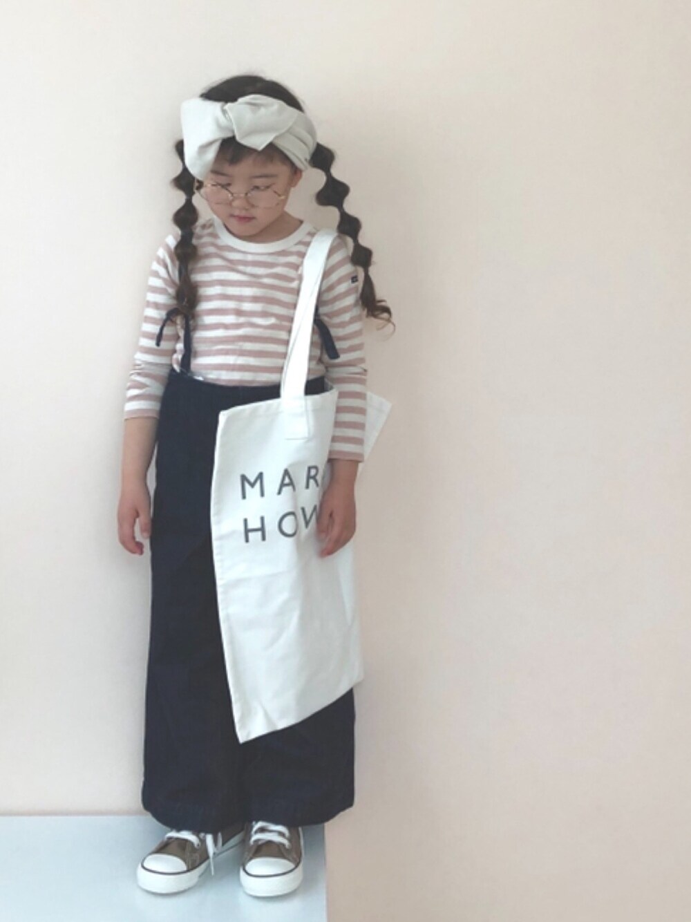 「令和ピンクを纏え、シンプルコーデ、ピンク、ボーダー、デニム、ヘアバンド、コンバース、ブラウンコンバース」｜「quoti use fithの16/- ボーダーテンジク 長袖 Tシャツ（Tシャツ/カットソー、ピンク系）」を使った、nami *さん（キッズ・100cm）の春コーディネートの1枚目の写真