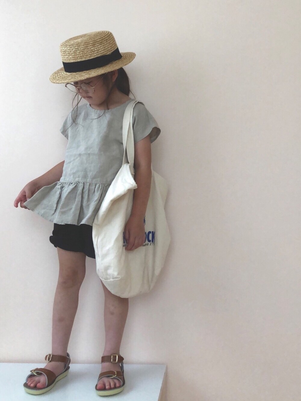「saltwatersandls、ショートパンツ、サンダル、カンカン帽、ナチュラル」｜「BIG FIELDのリップストップベイカーショーツ（80～150cm）（その他パンツ、ブラック系）」を使った、nami *さん（キッズ・92cm）の夏コーディネートの1枚目の写真