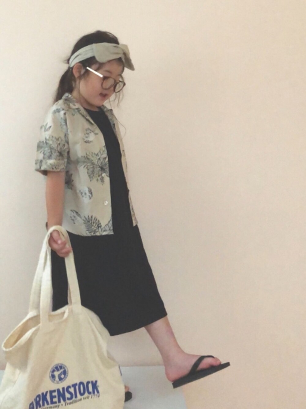 「キッズファッション、カジュアル、ティピーコーデ、アロハシャツ、ワンピース、デビロック、ビーチサンダル、ヘアハンド、トートバッグ」｜「CIAOPANIC TYPYの【ファミリーおそろい】エスニックアロハBIG開襟シャツ（シャツ/ブラウス、ベージュ系）」を使った、nami *さん（キッズ・92cm）の夏コーディネートの1枚目の写真