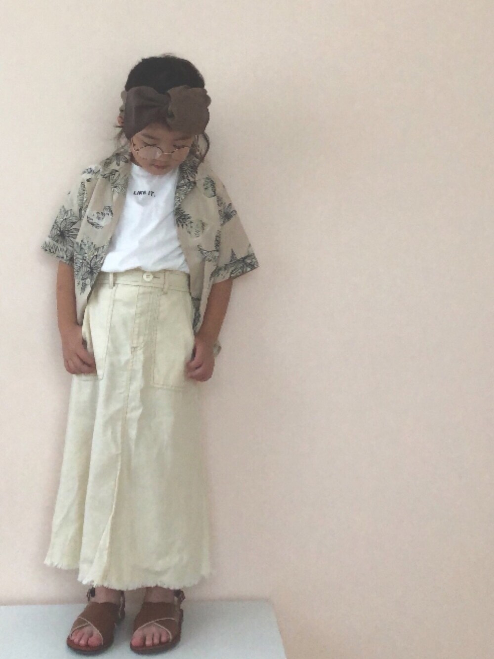 「ティピーコーデ、ホワイトコーデ、ロングスカート、アロハシャツ、柄シャツ、ヘアバンド、ヘアターバン、丸メガネ、サンダル」｜「CIAOPANIC TYPYの【CIAOPANIC TYPY lil'】バイカラーBIGターバン（ヘアバンド、ブラウン系）」を使った、nami *さん（キッズ・92cm）の夏コーディネートの1枚目の写真
