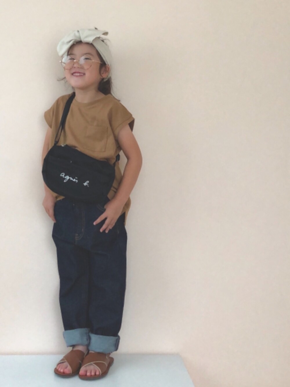 「タンクトップ、デニム、デニムパンツ、ヘアバンド、丸メガネ、サンダル」｜「agnes b.のGL11 E BAG　ロゴポシェット（ショルダーバッグ、ブラック系）」を使った、nami *さん（キッズ・92cm）の夏コーディネートの1枚目の写真