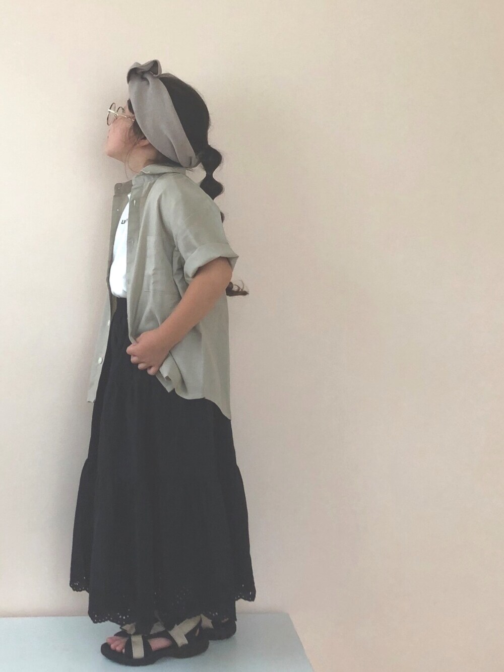 「黒スカート、黒×ベージュ、ヘアバンド、ロングスカート、ティアードスカート、シャツスタイル、シャツ、スポーツサンダル、サンダル、ティピーコーデ」｜「GLOBAL WORKの【キッズ】レースマキシティアードスカート/841095（スカート、ブラック系）」を使った、nami *さん（キッズ・100cm）の夏コーディネートの1枚目の写真